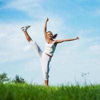 Frau, die sich mit Fitness beschäftigt foto