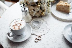 eine hochzeit im café feiern foto