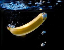 Banane im Wasser foto