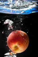 Apfel im Wasser foto