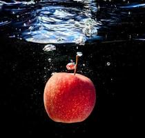 Apfel im Wasser foto