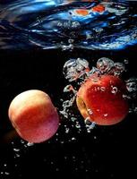 zwei Äpfel im Wasser foto