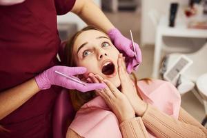 kleines mädchen, das zahnarzt in der klinik besucht. Konzeption der Stomatologie foto