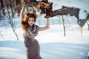 schönes Mädchen im Winterwald foto