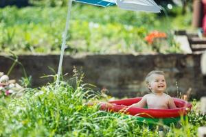 kleines Mädchen im Pool schwimmen foto