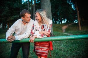 junges romantisches Paar in ukrainischer Nationalkleidung foto