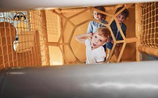 Kinder haben gemeinsam Spaß im Spielzimmer. Kindergartenspiele foto