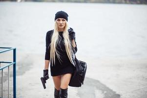 sexy blondes Mädchen mit Waffe foto