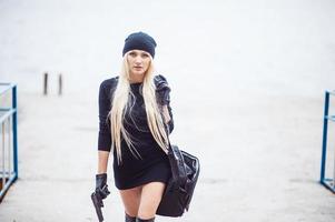 sexy blondes Mädchen mit Waffe foto