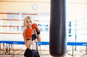 hübsche Sportlerin mit Boxhandschuhen foto