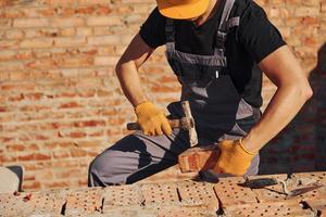 bauarbeiter in uniform und sicherheitsausrüstung haben arbeit am bau foto