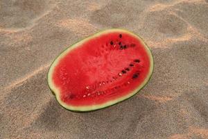 reise nach koh lanta, thailand. eine Wassermelone am Sandstrand bei Sonnenuntergang. foto