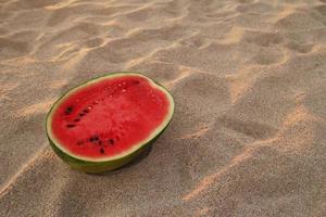 reise nach koh lanta, thailand. eine Wassermelone am Sandstrand bei Sonnenuntergang. foto