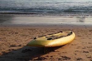 reise nach insel phuket, thailand. Gelbes Surfbrett am Sandstrand mit Meer im Hintergrund. foto