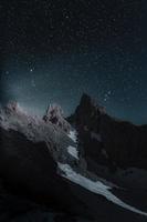 fotograf tourist reisender steht auf grüner spitze auf berg und hält in den händen digitalfotokamera. Wanderer beim Fotografieren, Mädchen genießen die Naturpanoramalandschaft auf der Reise foto