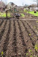 gepflügter Landgarten und Fräse im Dorf foto