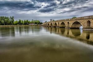 Schöne Brücke über dem Fluss Meric an bewölkten Tagen in Edirne, Türkei foto