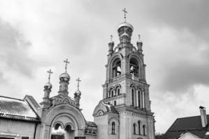 christliches Kirchenkreuz im hohen Kirchturm zum Gebet foto