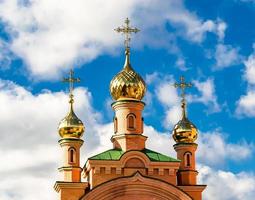 christliches Kirchenkreuz im hohen Kirchturm zum Gebet foto