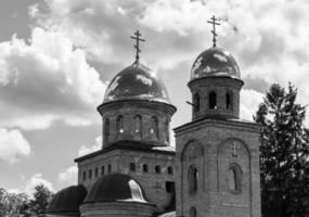 christliches Kirchenkreuz im hohen Kirchturm zum Gebet foto