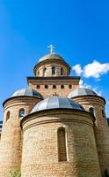 christliches Kirchenkreuz im hohen Kirchturm zum Gebet foto