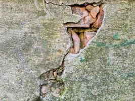 Detailansicht auf gealterte Betonwände verschiedener moderner und historischer Gebäude mit Rissen und viel Struktur in hoher Auflösung. foto