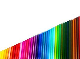 Mehrfarbige Stifte auf mehrfarbigem Hintergrund, Nahaufnahme, Kopierraum, moderne Kunst. modernes Design foto