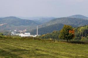 Herbstlandschaft mit gelben Blättern an einem sonnigen Tag foto