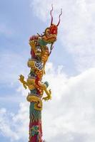 drachenstatuen, ein mythisches wesen in der chinesischen literatur, werden oft in tempeln und auf dächern als schöne skulpturen und blauer himmel geschmückt. foto