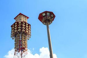 lautsprecher ist ein elektrisches gerät, das auf einem hohen mast sendet, und eine große anzahl in wat klang bang kaeo von thailand ist die einzige moderne technologie der welt, die von thailand unsichtbar ist. foto