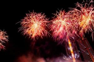 neujahr feiern, menschenmenge und buntes feuerwerk in der nähe des flusses, thailand foto