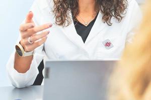 Detail einer Ärztin, die dem Patienten zuhört foto