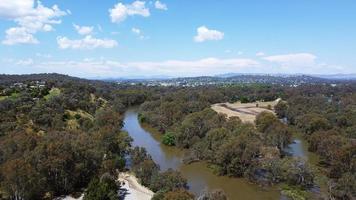 der murray river ist mit 2.508 km australiens längster fluss, eine partnerstadt an der grenze des murray river zwischen den beiden südostaustralischen staaten new south wales und victoria foto