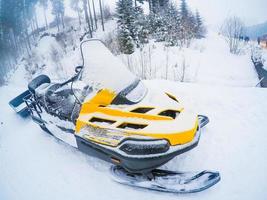 Wintermotorrad. Schneemobil. Winterquads. Winter-ATVs im Winter vor der Kulisse des Berges. foto