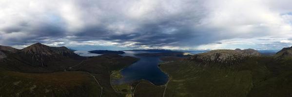 Luftperspektive aus der Nähe von Loch Ainort, Isle of Skye, Schottland foto