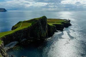 Ozeanküste am Leuchtturm Neist Point, Schottland foto