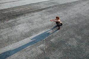 Draufsicht einer Frau, die abends einen Fitnesstag auf der Straße hat foto