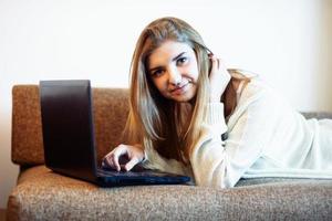 Frau auf dem Sofa foto