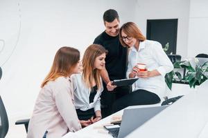 Gruppe von Geschäftsleuten in formeller Kleidung drinnen im Büro foto