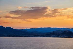 Sonnenaufgang über Bergen foto