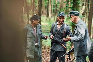 ternopil, ukraine - juni 2020 upa ukrainian aufständische armee filmdreharbeiten. Bilder von hinter der Bühne. Soldaten reden miteinander foto