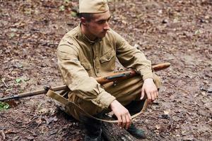 ternopil, ukraine - juni 2020 upa ukrainian aufständische armee filmdreharbeiten. Bilder von hinter der Bühne. Soldat mit Waffe im Wald sitzen foto