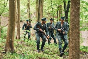 ternopil, ukraine - juni 2020 upa ukrainian aufständische armee filmdreharbeiten. Bilder von hinter der Bühne. Junge und alte Soldaten mit Waffen greifen an foto