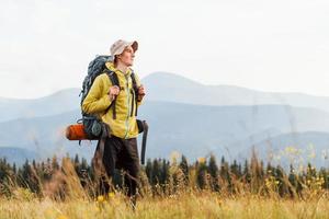 fröhlicher junger Reisender. majestätische Karpaten. schöne Landschaft unberührter Natur foto