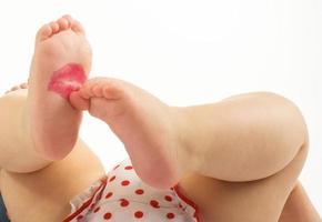 Lippenstiftkuss auf Neugeborenes foto