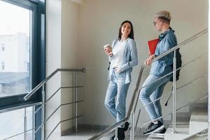 Zwei junge Studentenfreunde zusammen auf der Treppe im College