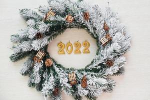 Frohes neues Jahr 2020. Draufsicht auf weihnachtliche festliche Textur mit Dekorationen foto