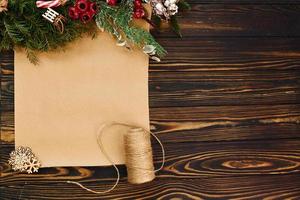 gelbes Papier. Draufsicht der festlichen Weihnachtsbeschaffenheit mit Dekorationen des neuen Jahres foto