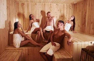 gruppe junger leute zusammen in der sauna. konzeption von urlaub und wochenende foto