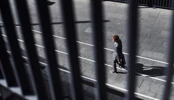 junger erfolgreicher geschäftsmann in grauer formeller kleidung ist draußen in der stadt foto